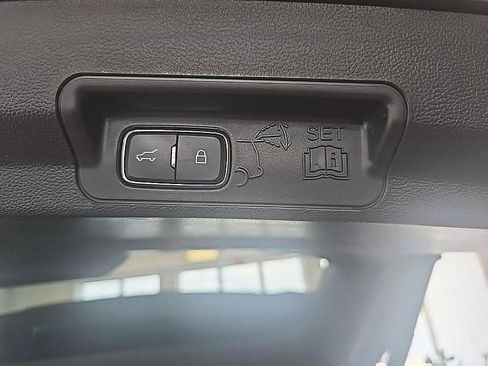 Used 2022 Ford Explorer Platinum w/ Equipment Group 601A AWD/4WD image 31