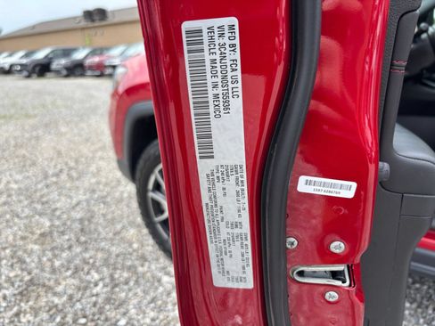 Used 2025 Jeep Compass Trailhawk AWD/4WD image 29