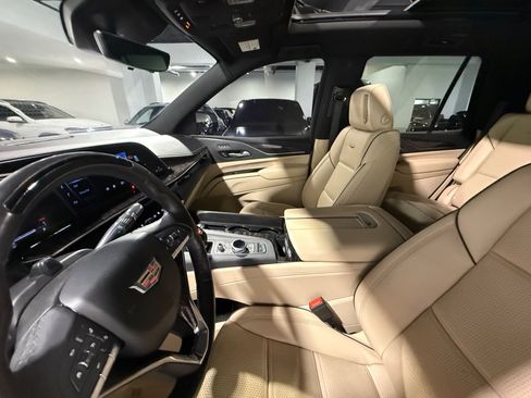 Used 2023 Cadillac Escalade Premium Luxury AWD/4WD image 18
