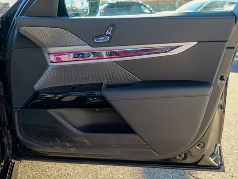 Used 2023 BMW 740i w/ Parking Assistance Package image 36