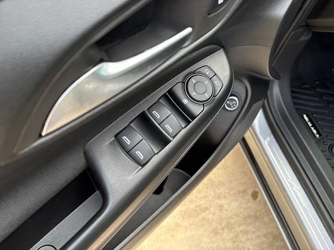 Used 2025 Buick Envista Avenir FWD image 11