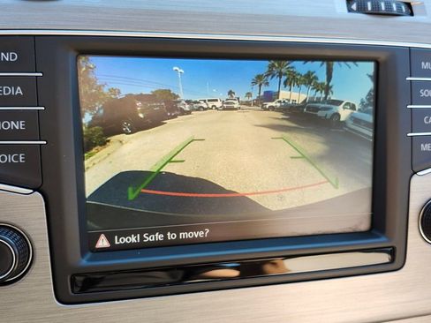 Used 2016 Volkswagen Golf S image 20