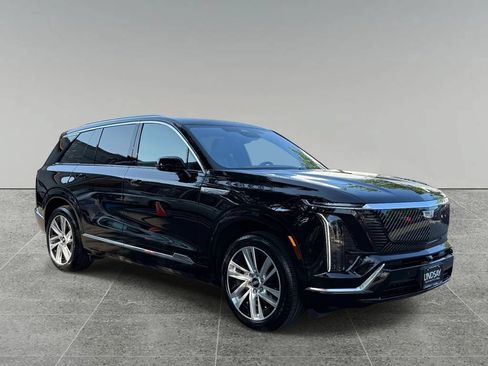 Used 2026 Cadillac Vistiq Luxury w/ LPO, Floor Liner Package AWD/4WD image 9