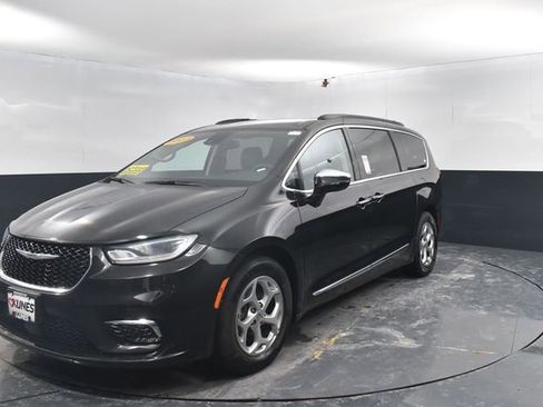Used 2023 Chrysler Pacifica Limited FWD image 4