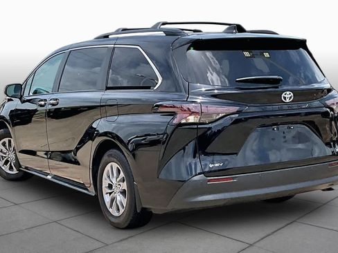 Used 2025 Toyota Sienna XLE w/ XLE Plus Package FWD image 12