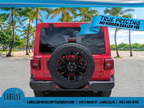 Used 2025 Jeep Wrangler Unlimited Sahara w/ Safety Group AWD/4WD image 4