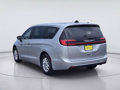 Used 2024 Chrysler Pacifica Touring-L FWD image 4