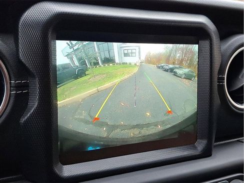 Used 2022 Jeep Wrangler Unlimited Sahara w/ Cold Weather Group image 19