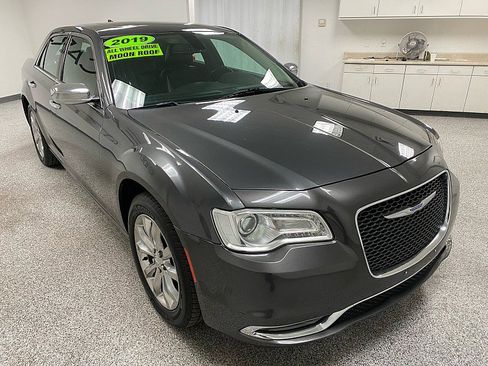 Used 2019 Chrysler 300 Limited image 3