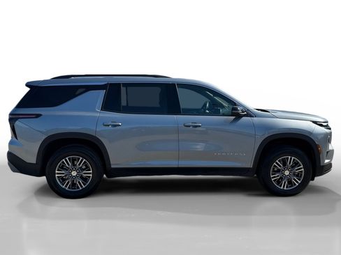 Used 2025 Chevrolet Traverse LT FWD image 6