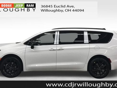 New 2026 Chrysler Pacifica Select image 5