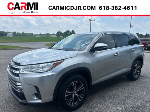 Used 2019 Toyota Highlander LE FWD image 3