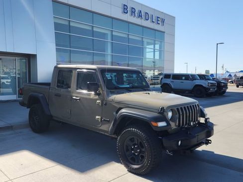 Used 2020 Jeep Gladiator Sport w/ Trailer Tow Package AWD/4WD image 3