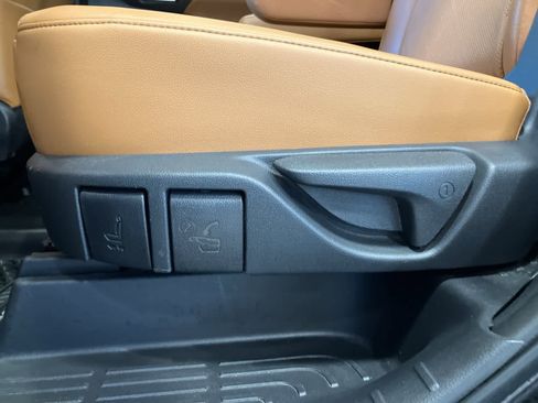 Used 2023 Toyota Highlander L image 30