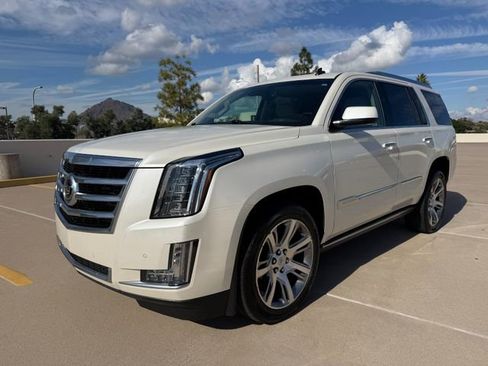 Used 2015 Cadillac Escalade Premium image 3