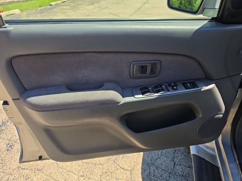 Used 2002 Toyota 4Runner SR5 AWD/4WD image 9