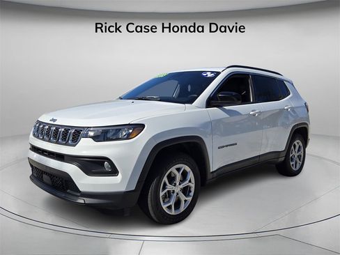 Used 2024 Jeep Compass Latitude image 9