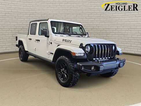 Used 2023 Jeep Gladiator Sport AWD/4WD image 3