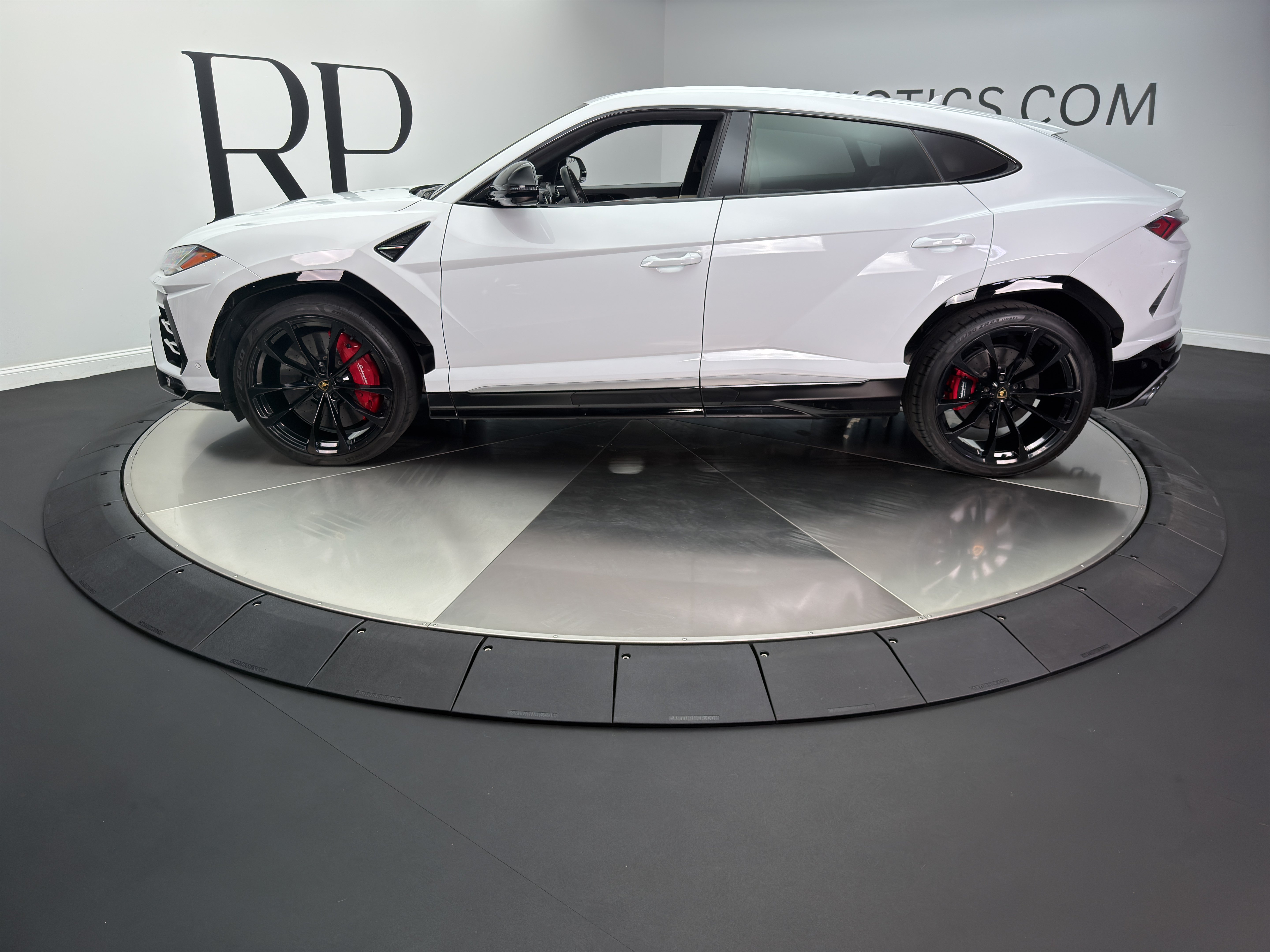 Used 2019 Lamborghini Urus AWD/4WD image 3