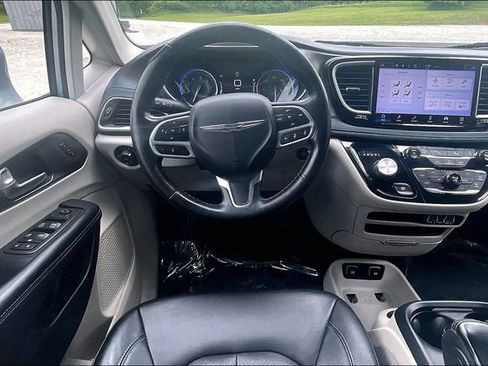 Used 2021 Chrysler Pacifica Touring-L FWD image 5