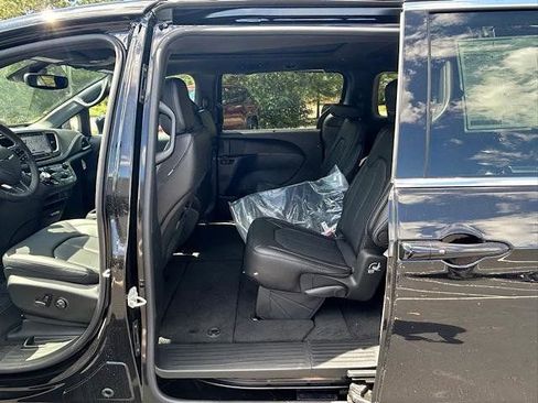 New 2026 Chrysler Pacifica Select FWD image 17