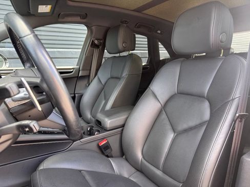 Certified 2023 Porsche Macan S AWD/4WD image 4