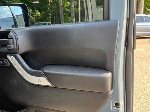 Used 2014 Jeep Wrangler Unlimited Sahara w/ Connectivity Group AWD/4WD image 28