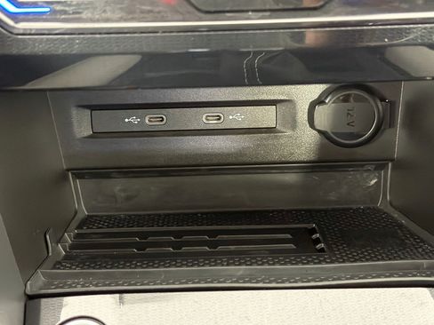 Used 2025 Volkswagen Taos SE FWD image 25
