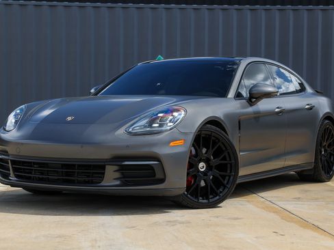 Used 2018 Porsche Panamera 4 image 1