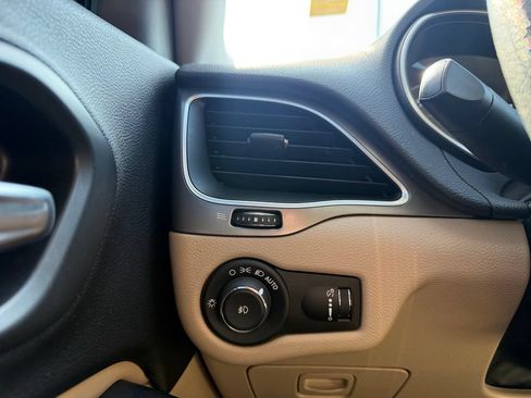 Used 2019 Jeep Cherokee Latitude w/ Popular Appearance Group FWD image 13