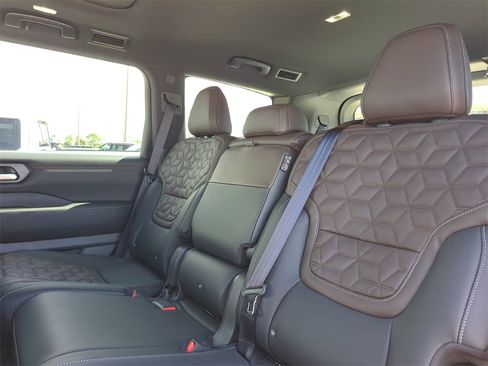 New 2025 Nissan Armada Platinum Reserve image 9