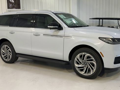 New 2026 Lincoln Navigator Premiere AWD/4WD image 3