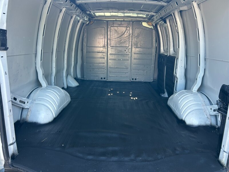 Used 2014 Chevrolet Express 2500 RWD image 10