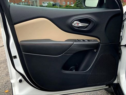 Used 2017 Jeep Cherokee Limited image 21