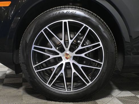 Used 2025 Porsche Cayenne AWD/4WD image 12