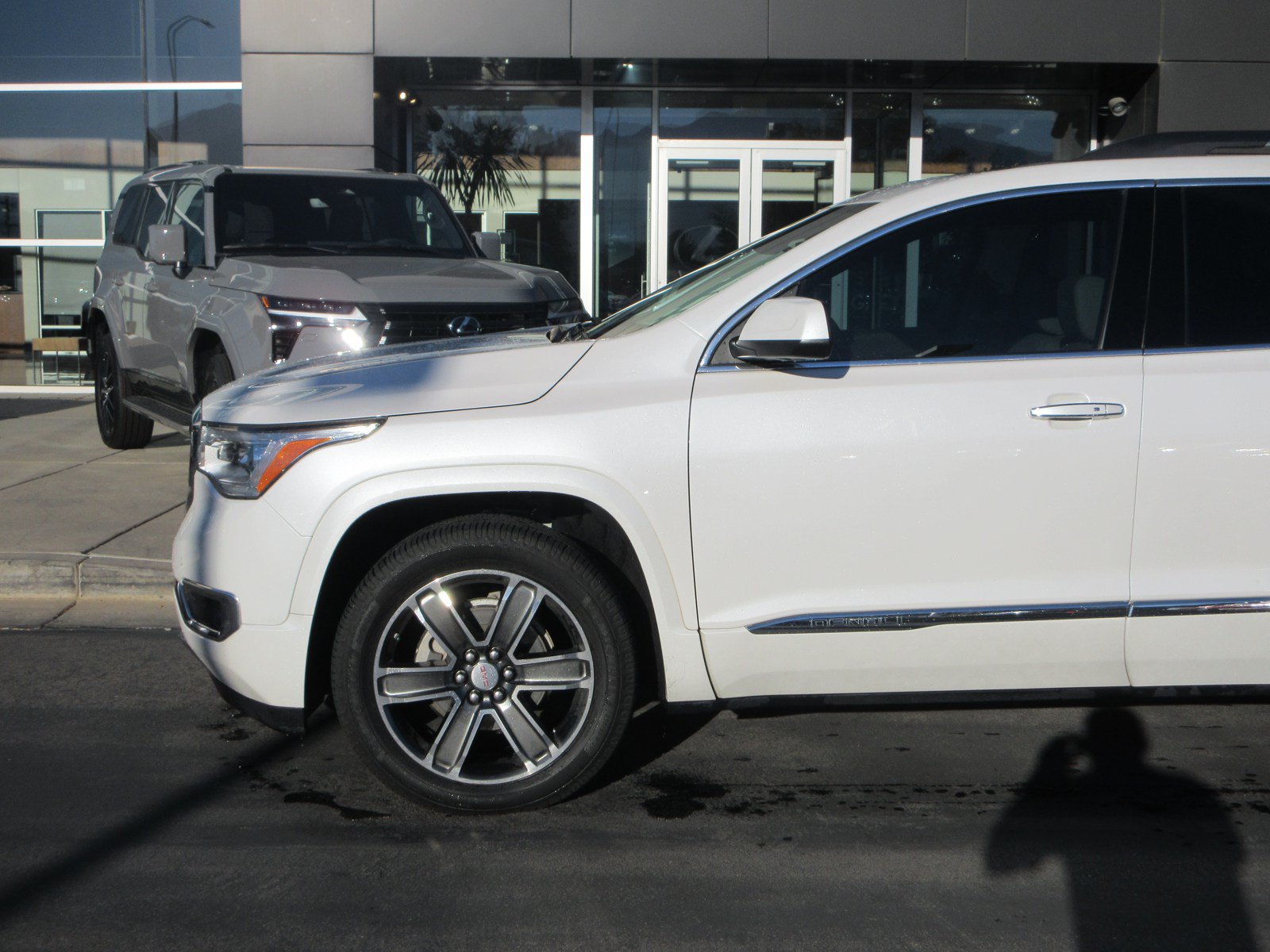 Used 2017 GMC Acadia Denali w/ Technology Package AWD/4WD image 2