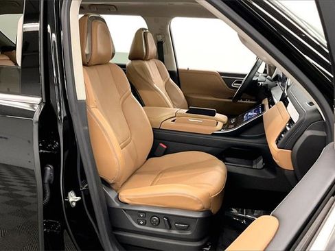 Used 2025 INFINITI QX80 Sensory image 7