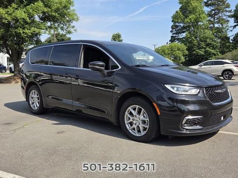 Used 2023 Chrysler Pacifica Touring FWD image 7