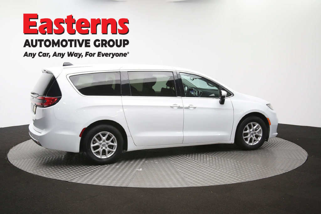 Used 2023 Chrysler Pacifica Touring-L FWD image 47
