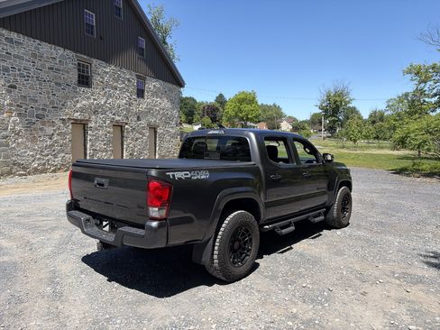 Used 2017 Toyota Tacoma TRD Sport w/ Tow Package (A/T) AWD/4WD image 5