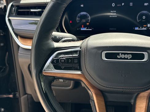 Used 2025 Jeep Grand Cherokee L Summit AWD/4WD image 28