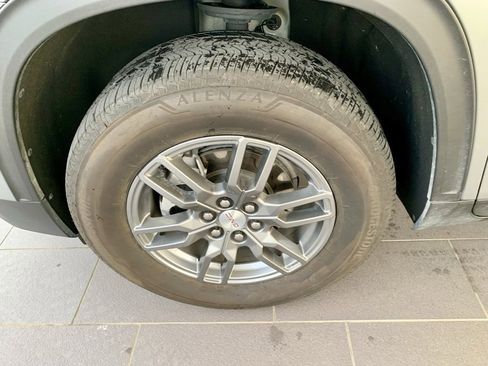 Used 2025 GMC Acadia Elevation image 9