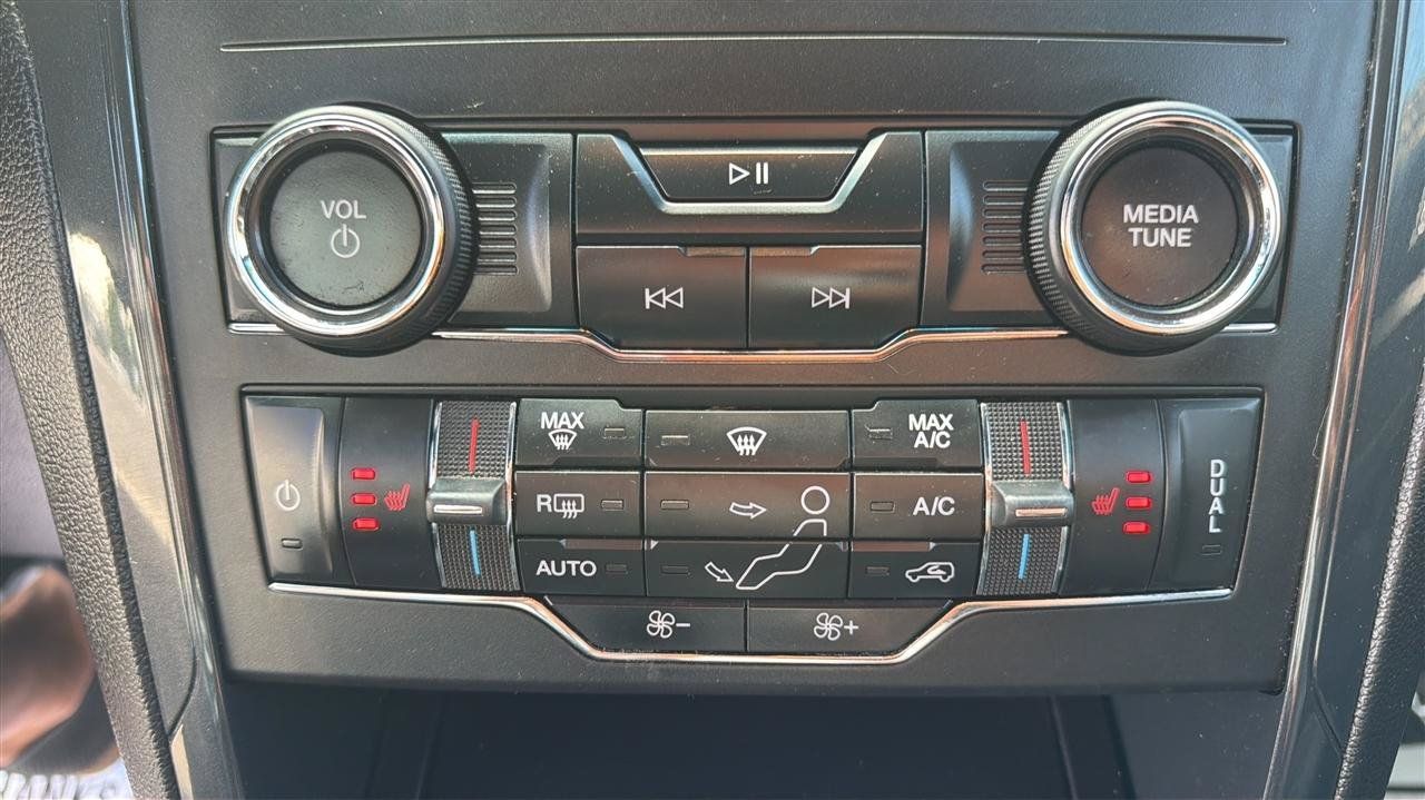 Used 2018 Ford Explorer XLT w/ Equipment Group 202A AWD/4WD image 28