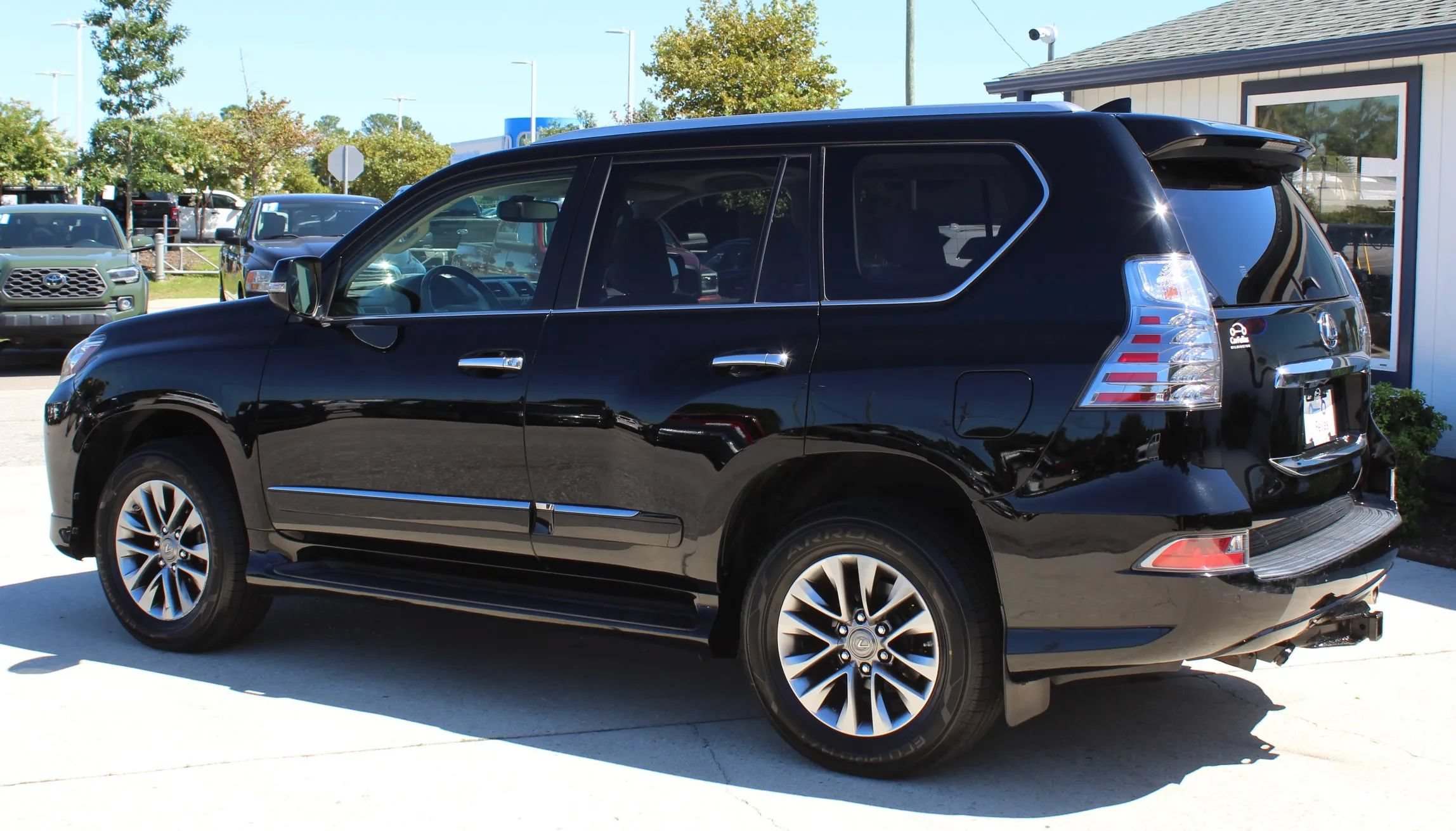 Used 2017 Lexus GX 460 Luxury w/ Preferred Accessory Package AWD/4WD image 3