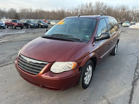 Used 2007 Chrysler Town & Country Touring image 2