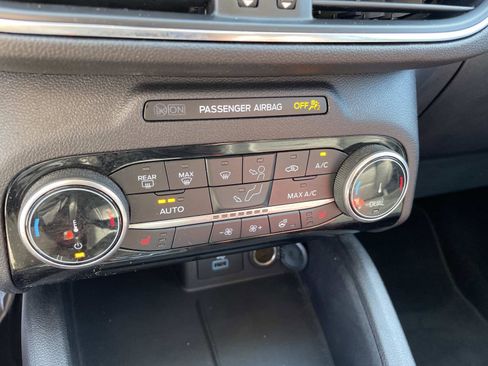 Used 2022 Ford Escape Titanium FWD image 21