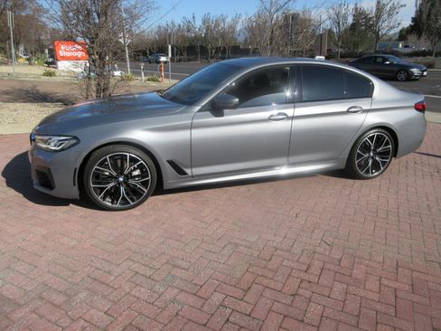 Used 2023 BMW 540i w/ M Sport Package image 3