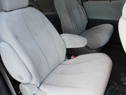 Used 2011 Toyota Sienna LE image 15