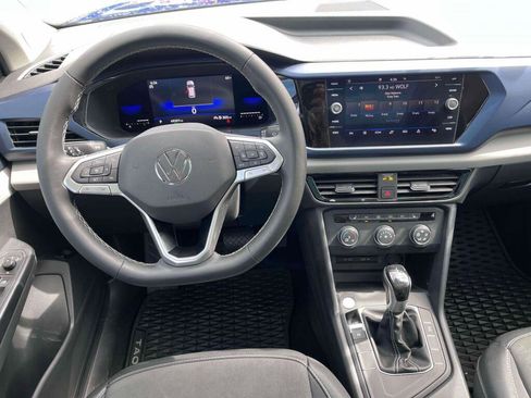 Used 2022 Volkswagen Taos SE w/ Panoramic Sunroof Package FWD image 2