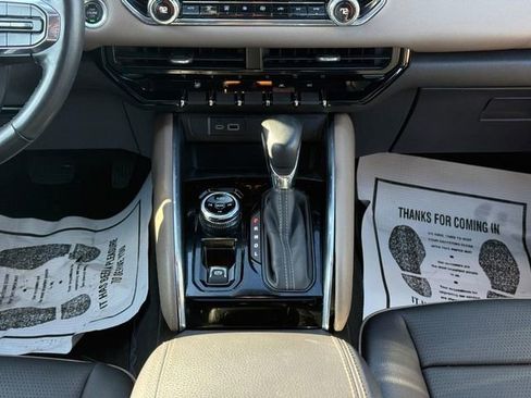 Used 2024 GMC Canyon Denali image 15